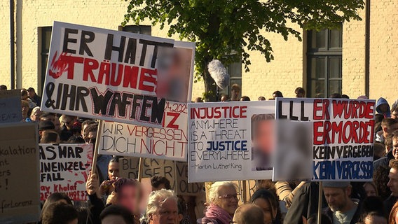 Zahlreiche Teilnehmende bei der Demonstration für den 21-jährigen Lorenz in Oldenburg. Lorenz war von der Polizei erschossen worden. © NDR 