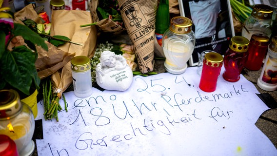 Am Tatort erinnern unzählige Fotos, Blumen und Kerzen an Lorenz, der durch Polizeischüsse tödlich verletzt wurde. Mindestens drei Schüsse trafen den 21-Jährigen am Ostersonntag von hinten. © picture alliance/dpa Foto: Sina Schuldt
