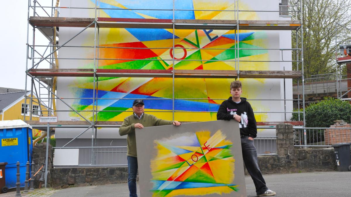 Opa und Enkel malen „Love“ auf Hauswand