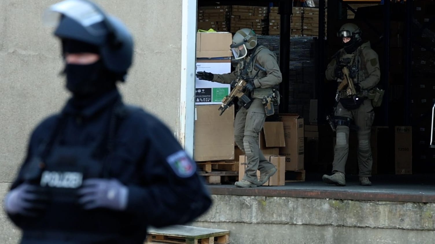 Maskierte Einsatzkräfte bei einer Razzia: Am Montagnachmittag durchsuchten Spezialeinheiten zahlreiche Objekte in mehreren NRW-Städten.