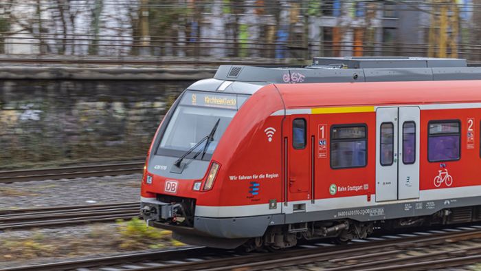Bahnhof Esslingen: Fahrgäste in S1 von vier Unbekannten attackiert