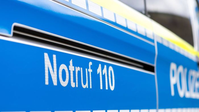Unfall in Stuttgart: Autofahrer kracht gegen Supermarkt