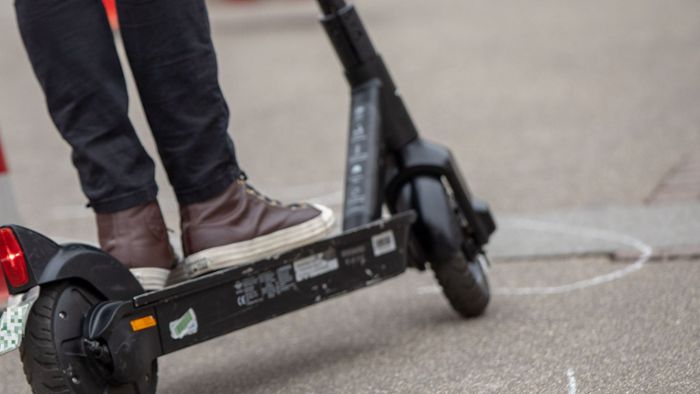 Unfall bei Karlsruhe: 84-Jährige von E-Scooter angefahren - Frau stirbt an Verletzungen