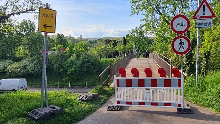 Verkehrssicherheit  in Stuttgart-Ost: Rutschgefahr auf  Holzbrücke  gebannt