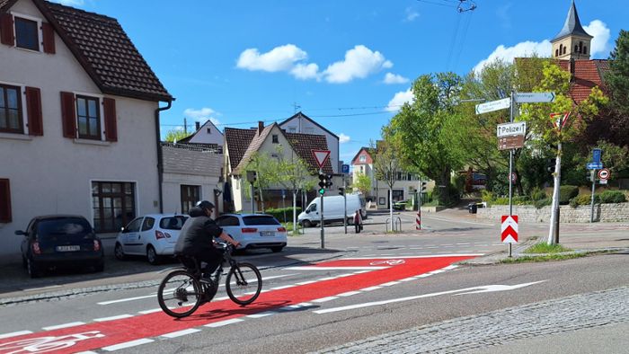 Markierung  in Fellbach: Warum der Radweg in kräftigem Rot leuchtet