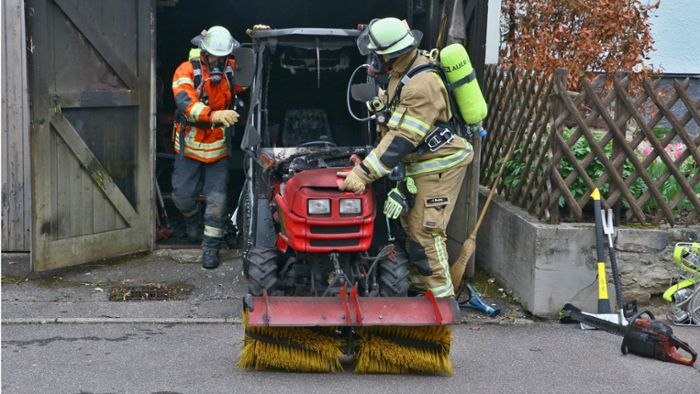 Feuerwehreinsatz in Münchingen: Kleiner Traktor brennt in Garage