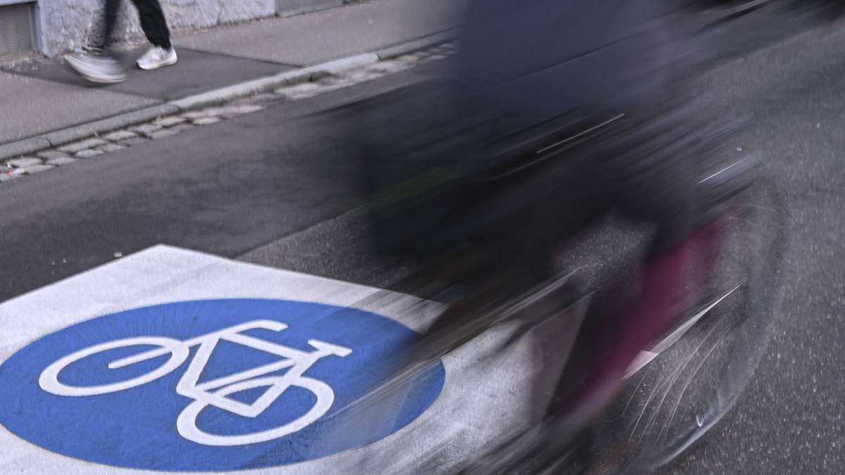 Unfall in Stuttgart: Radfahrer stürzt und wird schwer verletzt