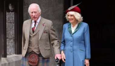 Wieder in Großbritannien: Charles und Camilla strahlen bei Gottesdienst zu ihrem Hochzeitstag