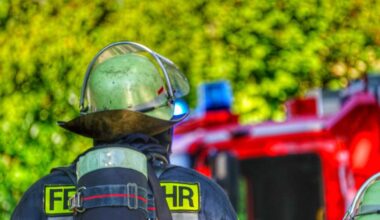 Nächtliches Feuer in Stuttgart: 10.000 Euro Schaden durch brennende Mülltonnen – Polizei sucht Zeugen