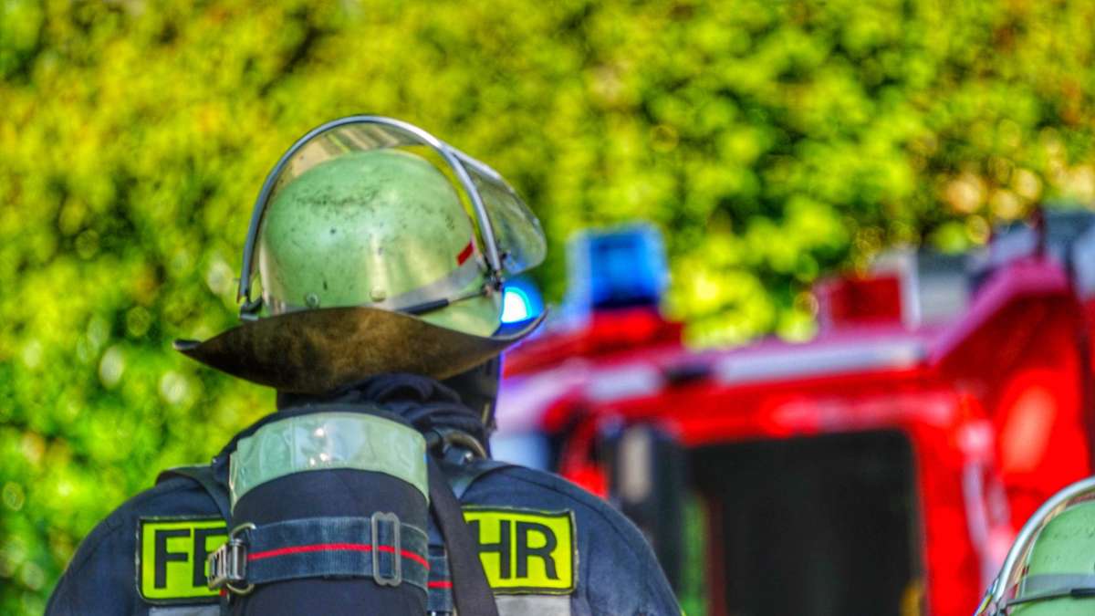 Nächtliches Feuer in Stuttgart: 10.000 Euro Schaden durch brennende Mülltonnen – Polizei sucht Zeugen