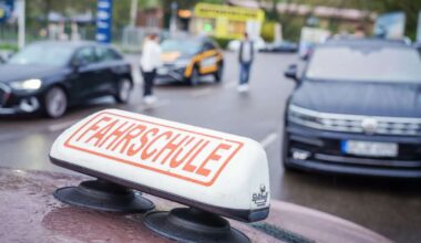 Zwei Abfahrtsorte weniger: Debatte um Fahrprüfungen – Stadt Stuttgart schaltet sich ein