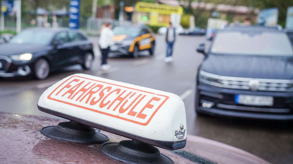 Zwei Abfahrtsorte weniger: Debatte um Fahrprüfungen – Stadt Stuttgart schaltet sich ein