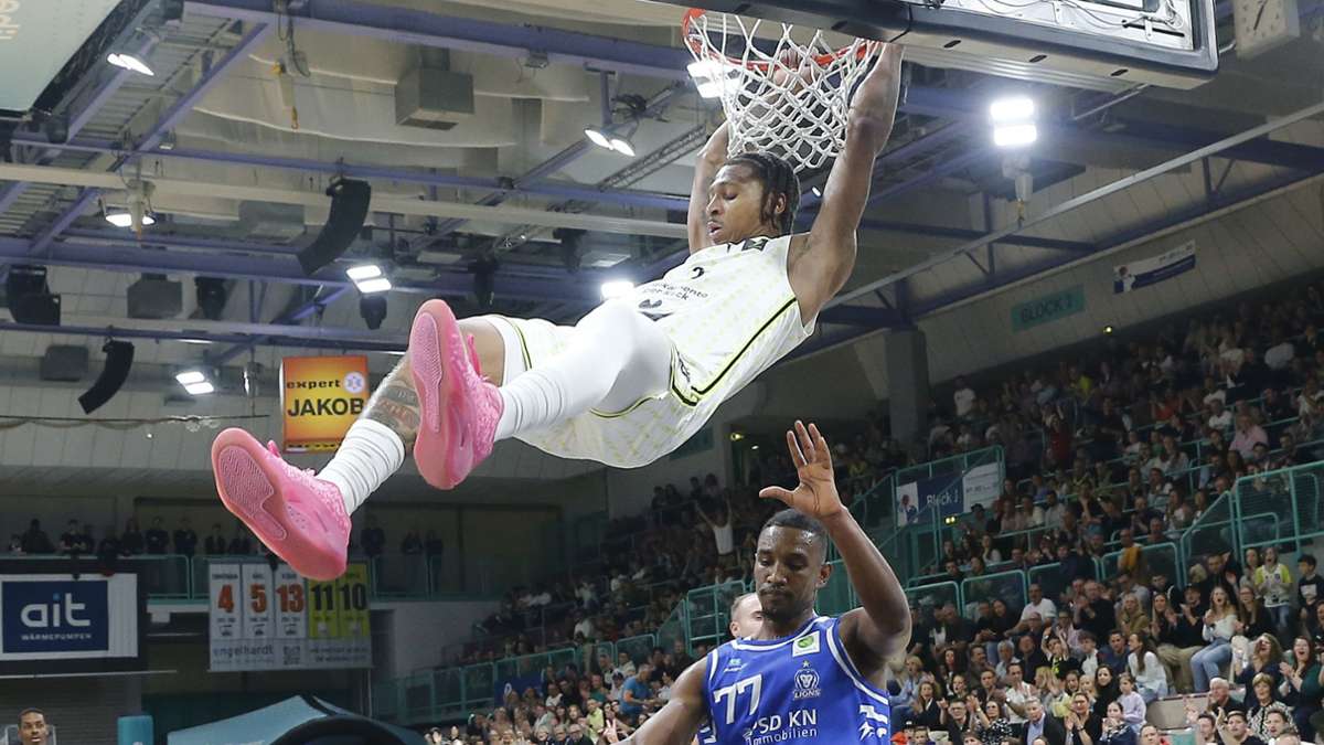 Demarcus Demonia (weißes Trikot) wollte in seinem vielleicht letzten Heimspiel für den BBC  offensichtlich etwas bieten und wurde mit spektakulären Aktionen zum Topscorer. Auf der Gegenseite stand Abu Kigab (Nr. 77) aber besonders vor der Pause  nicht nach.