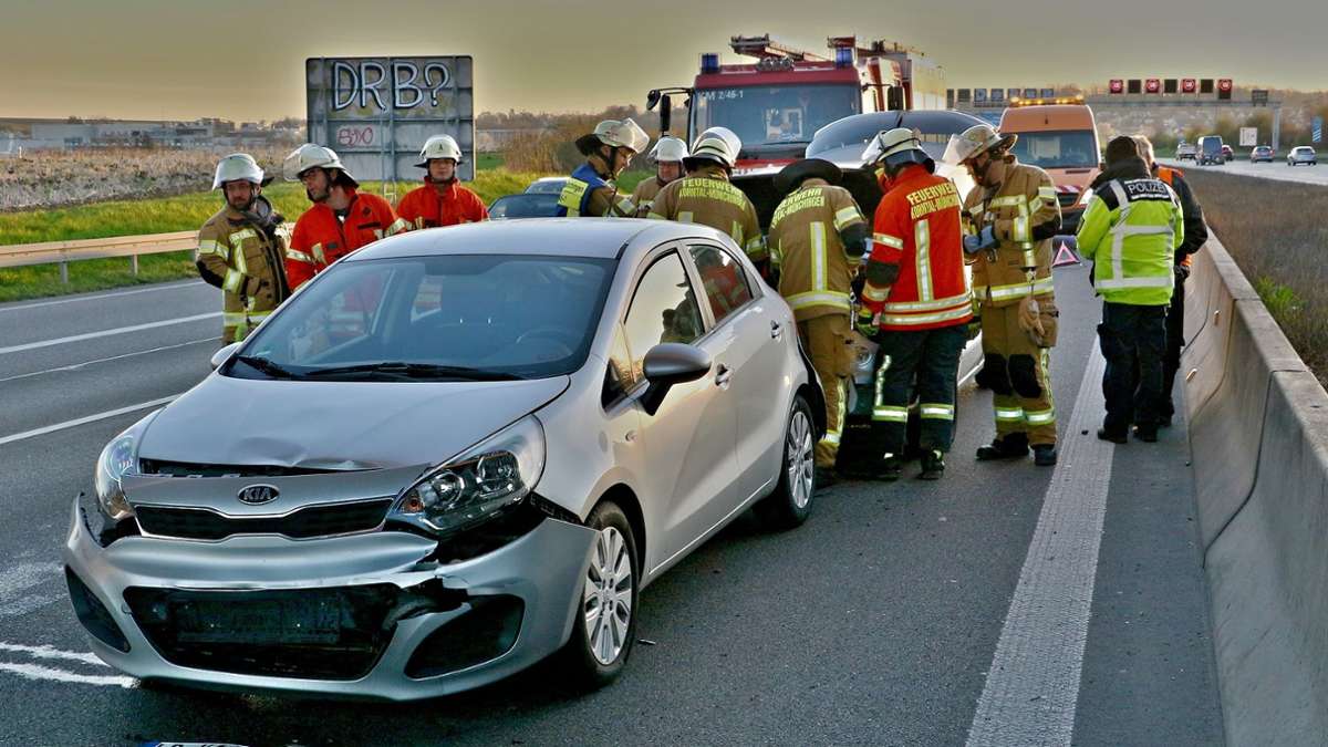 Unfall auf A81 bei Korntal-Münchingen: Auffahrunfall sorgt in Richtung Stuttgart für Stau im Berufsverkehr - Startseite
