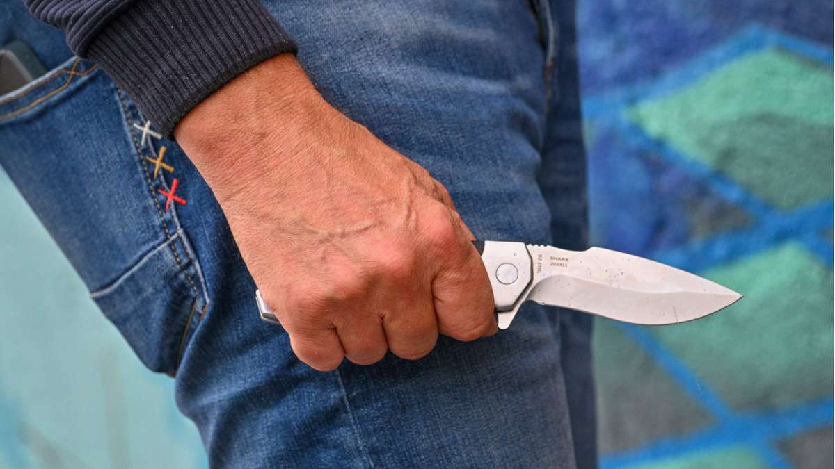 Bahnhof Stuttgart-Vaihingen: Mann bedroht 20-Jährigen am Bahnsteig mit Messer