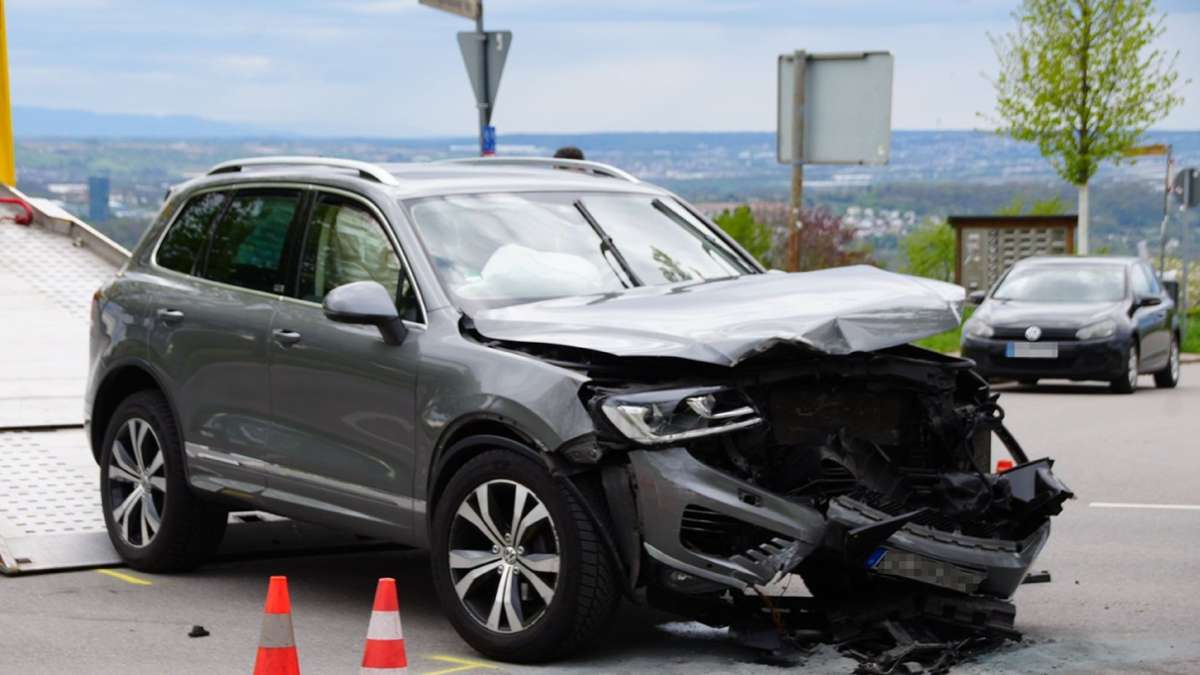 Unfall nahe Flugplatz Jägerhaus: Vier Verletzte am Ostermontag in Esslingen - Esslingen