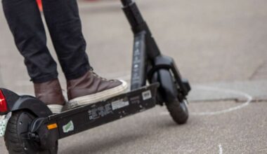 Unfall bei Karlsruhe: 84-Jährige von E-Scooter angefahren - Frau stirbt an Verletzungen