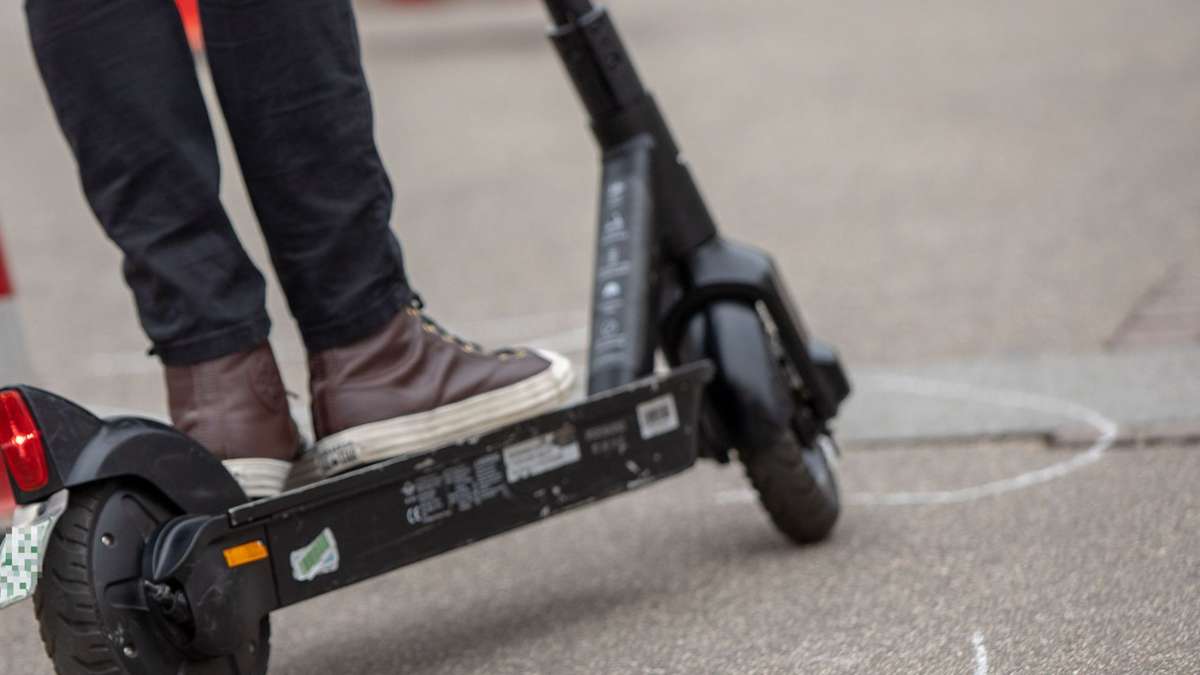 Unfall bei Karlsruhe: 84-Jährige von E-Scooter angefahren - Frau stirbt an Verletzungen