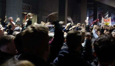 VfB Stuttgart im DFB-Pokal: Im Video: Fans in Cannstatter Kurve singen sich vor Halbfinale ein
