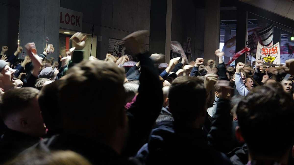 VfB Stuttgart im DFB-Pokal: Im Video: Fans in Cannstatter Kurve singen sich vor Halbfinale ein