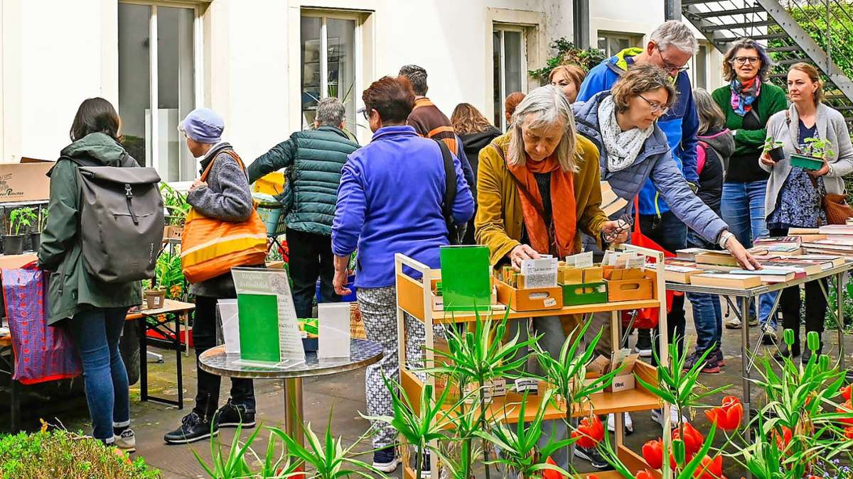 Leseratten treffen Gärtner: Bücher- und Pflanzenbörse in der Mediathek - Lahr