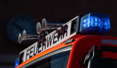 Brand in Stuttgart: Mercedes geht auf Aldi-Parkplatz in Flammen auf