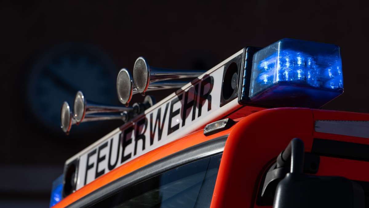 Brand in Stuttgart: Mercedes geht auf Aldi-Parkplatz in Flammen auf