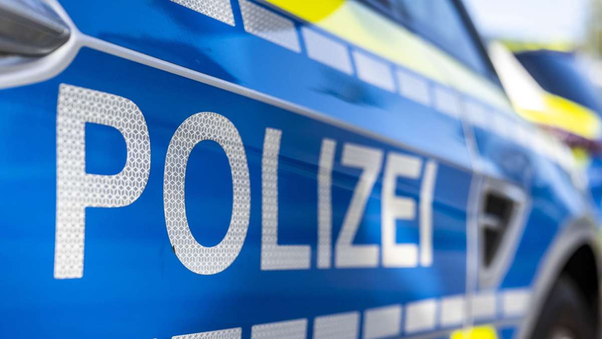 Unfall in Stuttgart-Feuerbach: Autofahrer verletzt eine Frau und beschädigt zwei Autos – und flüchtet