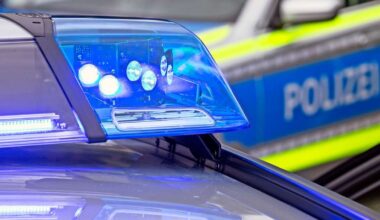 Unfallflucht in Stuttgart-Bad Cannstatt: Unbekannter streift geparktes Auto und fährt davon