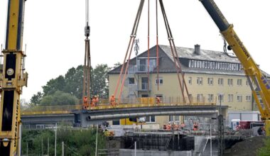 Querung in Kornwestheim: Pflugfelder Brücke: Tonnenschwere Teile fliegen ein