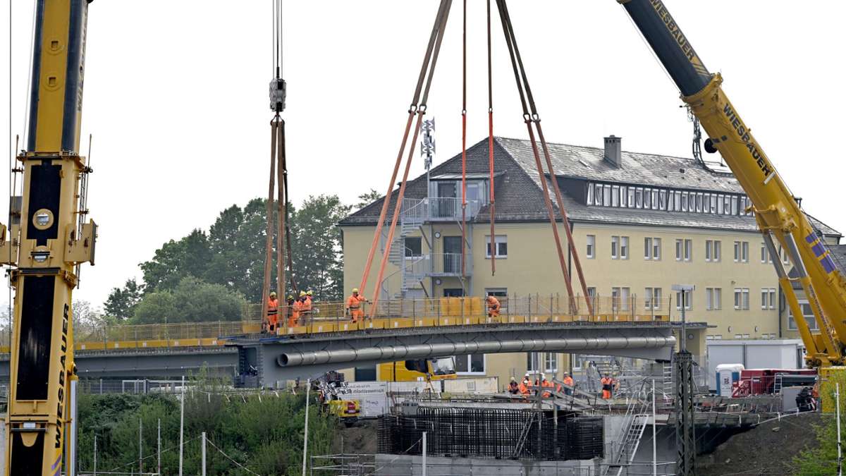 Querung in Kornwestheim: Pflugfelder Brücke: Tonnenschwere Teile fliegen ein