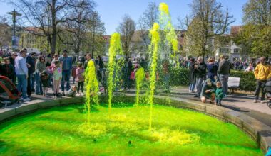 Gefärbtes Wasser – Was steckt hinter der Aktion?: Brunnen im Esslinger Maille-Park sprudelt giftgrün - News