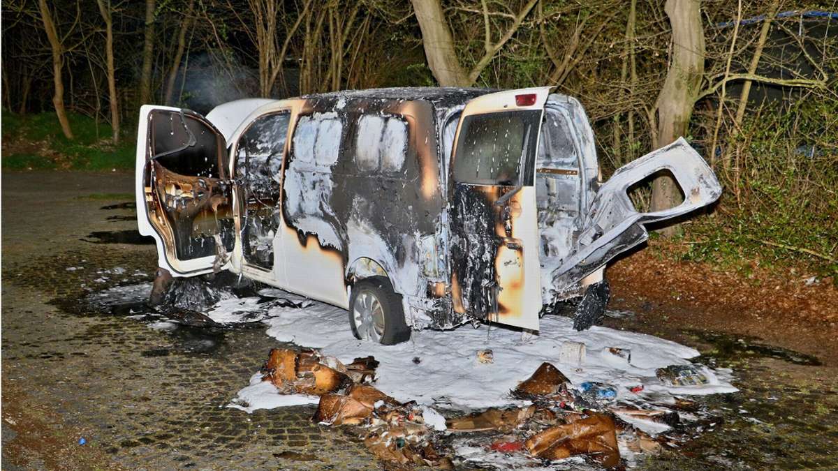 Feuerwehreinsatz in Stuttgart-Neuwirtshaus: Kleintransporter brennt komplett aus – Polizei ermittelt