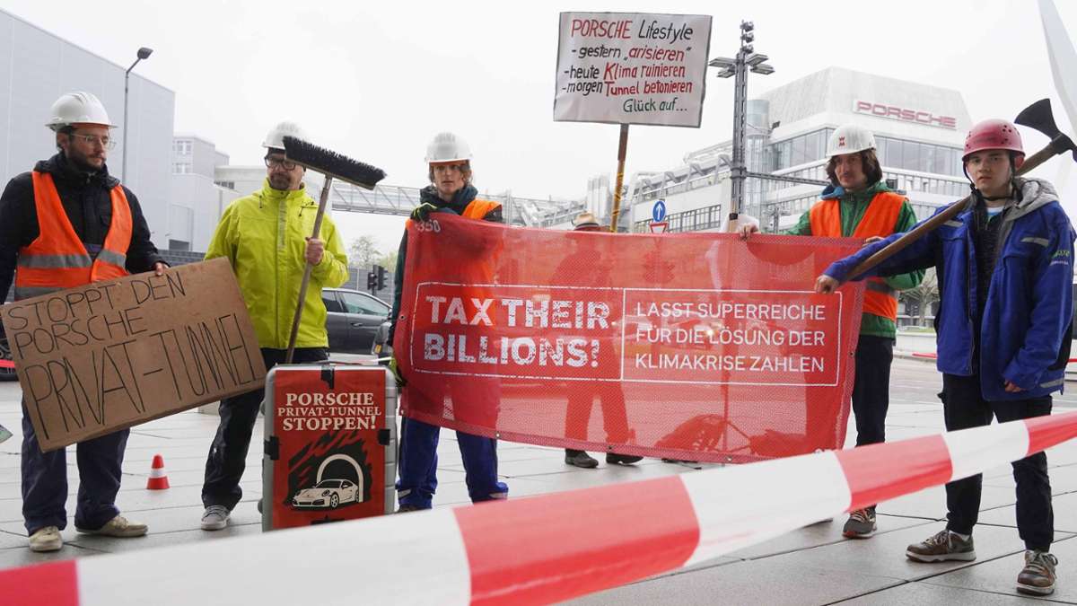 Kleiner Protest in Stuttgart: Aktivisten demonstrieren gegen Porsche-Tunnelbau in Salzburg