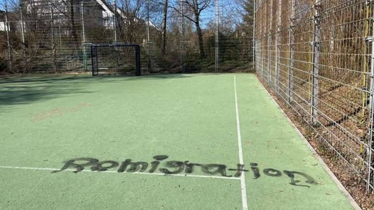 Schmiererei in Stuttgarter Stadtbezirk: „Remigration“-Schriftzug auf Bolzplatz empört Eltern