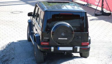 Unfall in Stuttgart: 25-Jähriger hängt Polizei ab und rammt Auto mit Mercedes G-Klasse
