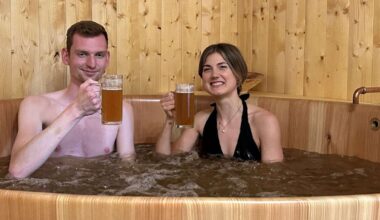Bier-Spa in Stuttgart: Ein warmes Bad im Bierfass nehmen – und dabei ein gekühltes Bier genießen