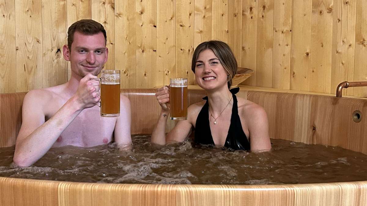 Bier-Spa in Stuttgart: Ein warmes Bad im Bierfass nehmen – und dabei ein gekühltes Bier genießen