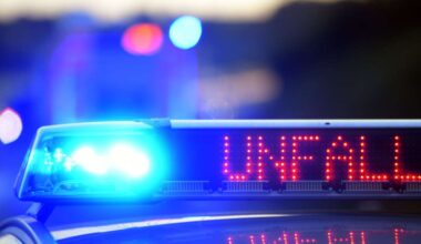 Unfall in Ostfildern im Kreis Esslingen: Fahrer von der Sonne geblendet – Mercedes kollidiert mit BMW - Kreis