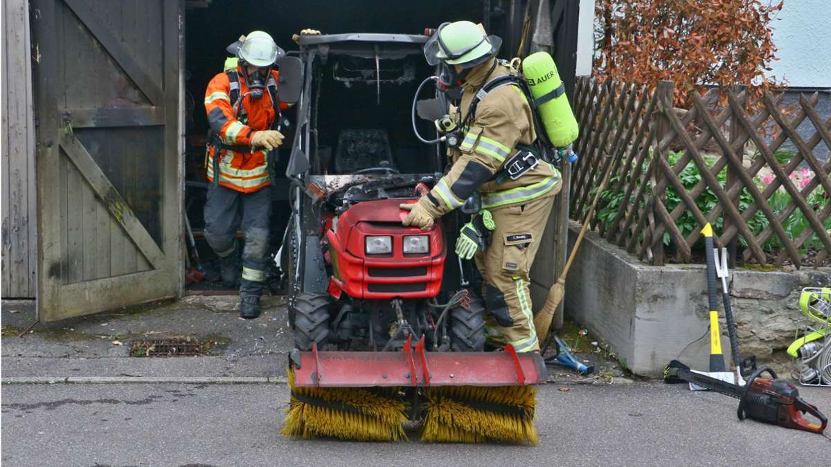 Feuerwehreinsatz in Münchingen: Kleiner Traktor brennt in Garage