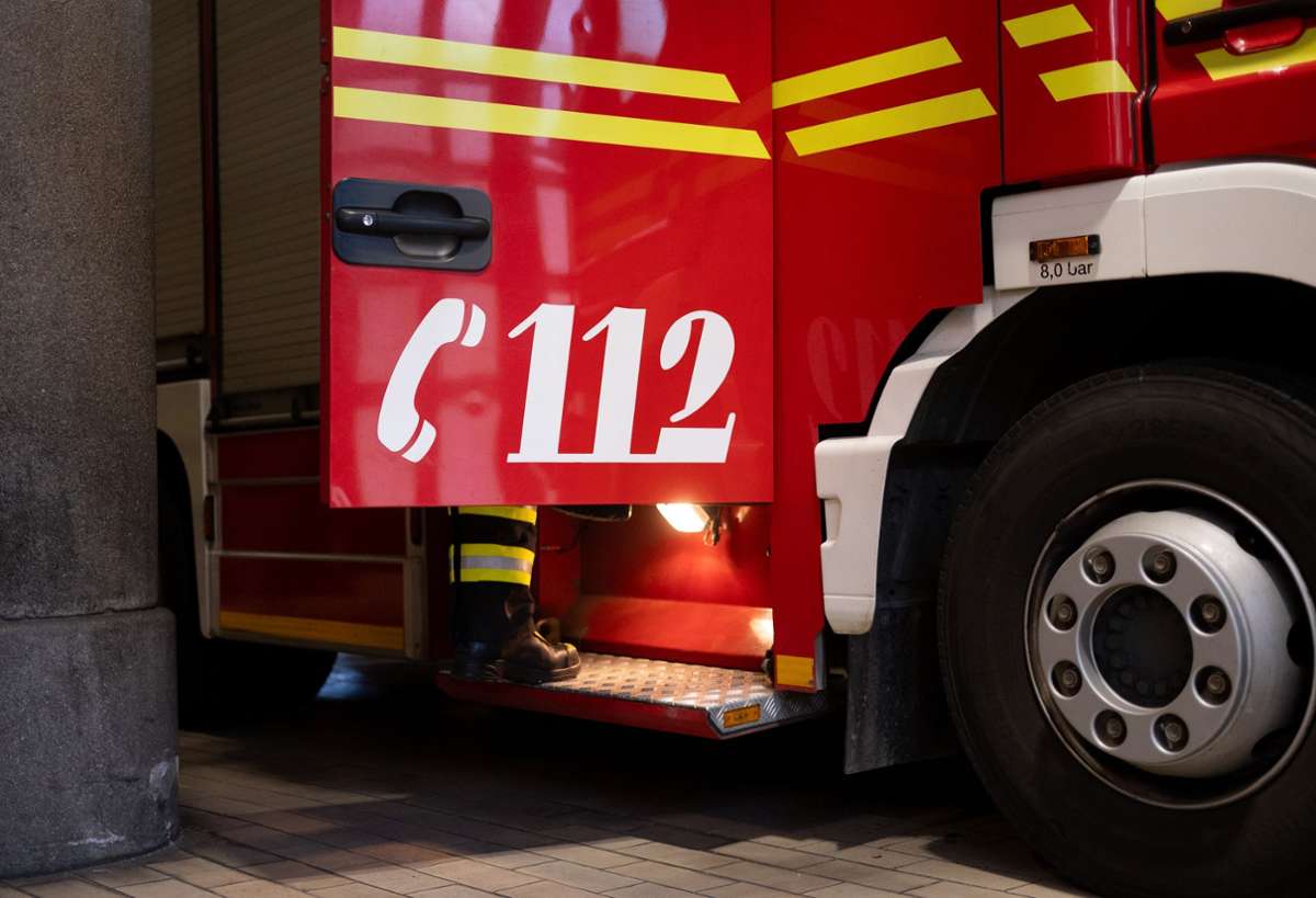 Feuer in Augsburg: Hoher Schaden bei Gebäudebrand – Fitnessstudio evakuiert - Bayern