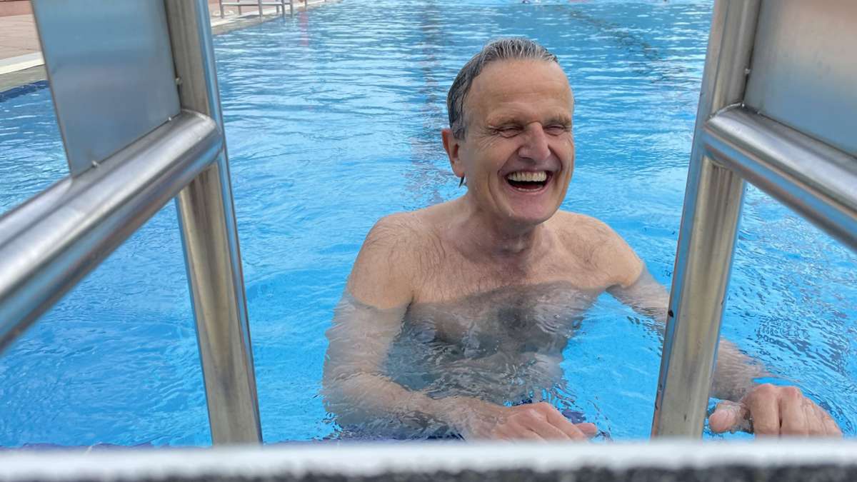 Freibadsaison in Stuttgart eröffnet: OB Nopper zieht seine ersten Bahnen und verteilt Bade-Enten an die Gäste