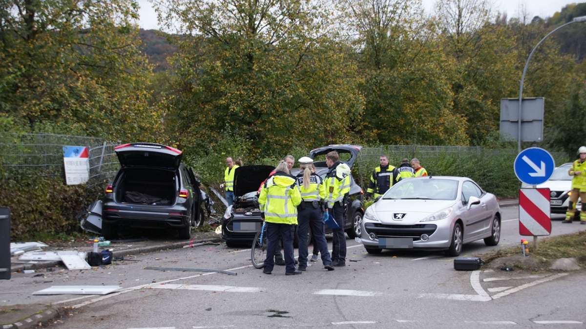 Drei tote Fußgänger in Esslingen-Weil: Auch ein halbes Jahr später wird noch ermittelt – Warum kam der Fahrer von der Straße ab? - Esslingen