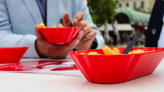 Mehrweggeschirr für die Gastronomie in der Innenstadt Hannovers © aha Zweckverband Abfallwirtschaft Region Hannover 