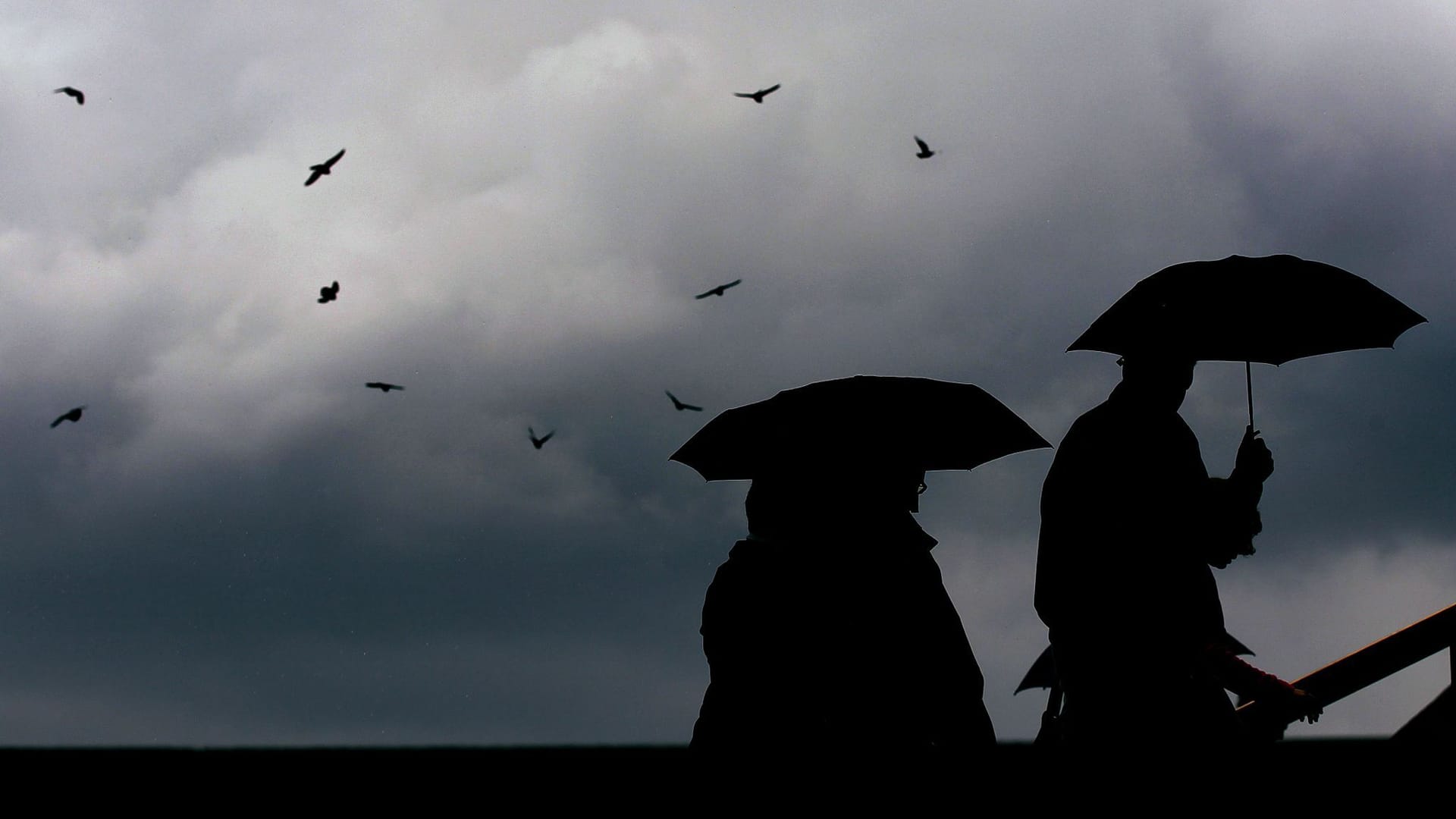 Menschen mit Regenschirmen (Symbolbild): In Bremen werden Gewitter erwartet.