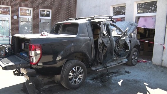 Ein Pick-up Truck ist nach einer Explosion in Meppen stark beschädigt. © Nord-West-Media TV 