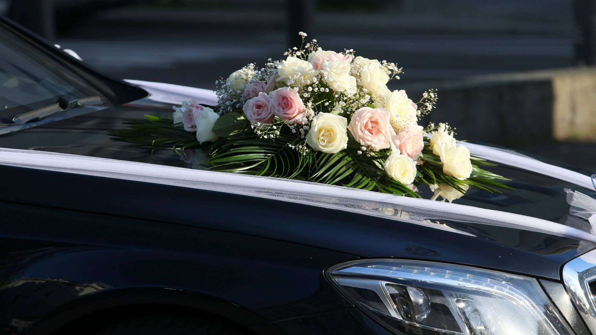 Mercedes mit Blumenschmuck (Symbolbild): Hochzeit führt zum Verkehrschaos auf der B96.