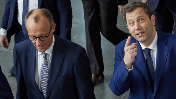 Friedrich Merz (CDU), Bundesvorsitzender, und Lars Klingbeil (SPD), Bundesvorsitzender, kommen zu einer Pressekonferenz ins Paul-Löbe-Haus. © picture alliance / Jörg Carstensen Foto: Joerg Carstensen