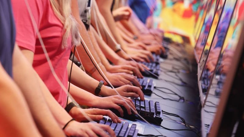 Messebesucher testen ein Computerspiel auf der Kölner Videospielmesse Gamescom (Archivbild): Die Gaming-Messe bleibt in Köln.