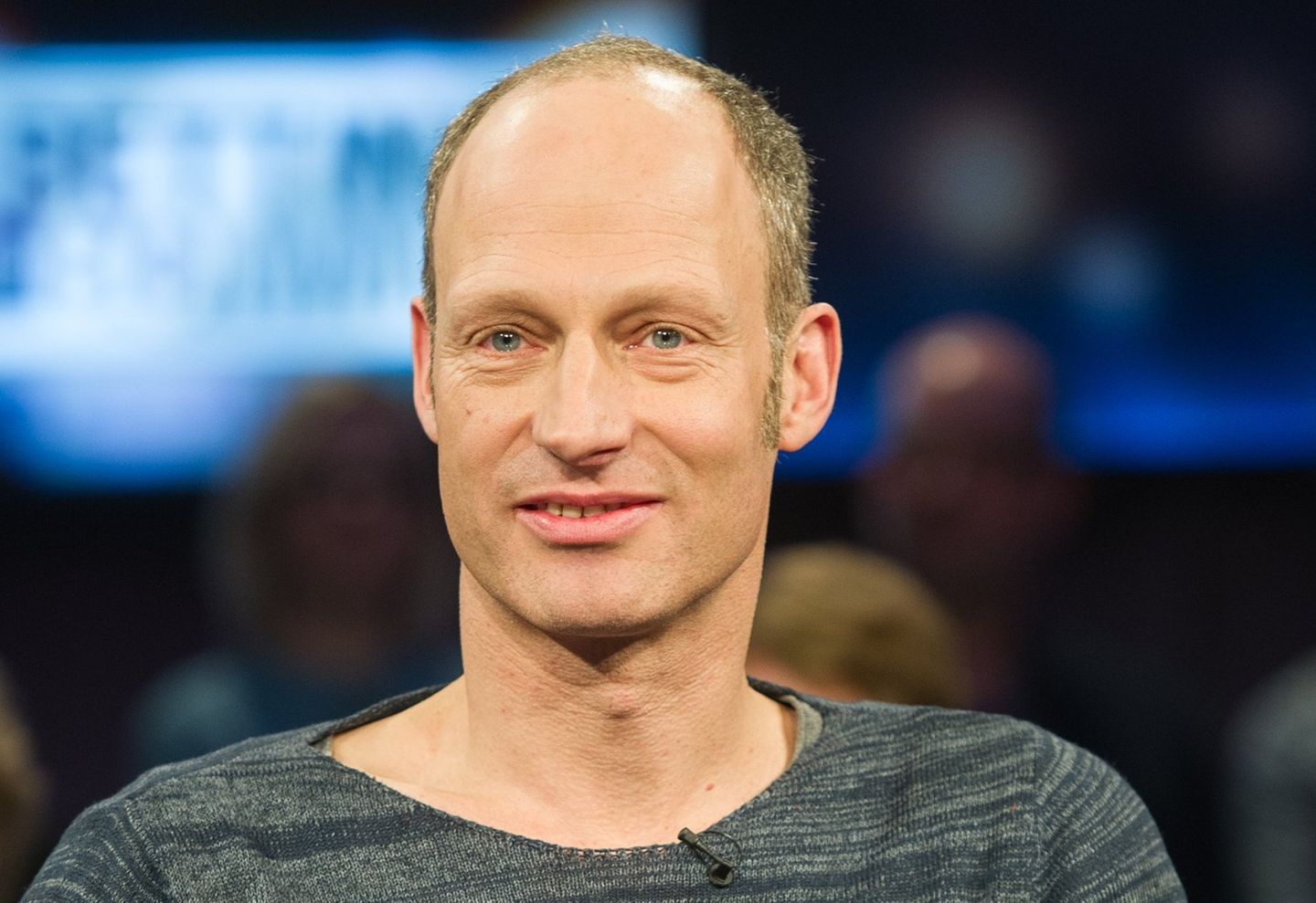 Er ist der Klassenbeste unter den schreibenden Schauspielern. Mit seinem in bislang fünf Bänden erschienenen autobiografischem Werk "Alle Toten fliegen hoch" verarbeitet Joachim Meyerhoff seine tragisch-skurrile Familiengeschichte in einer derart komischen Art und Weise, dass er damit eine gewaltige Leserschaft begeistert hat. Seine Verkäufe gehen in die Millionenhöhe - und auch Kritiker finden an seinen Büchern gefallen. Ein Glücksfall!  Mehrere Bücher von Joachim Meyerhoff gibt's bei Audible